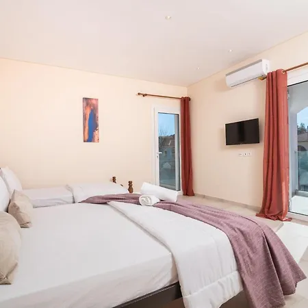 Splendid Zakynthos - 2 Bedrooms - Ocean Pool - Close To Amenities - Walking Distance To Beach